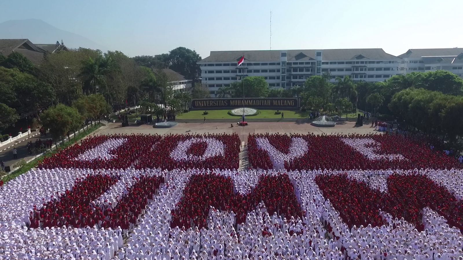 Ribuan mahasiswa UMM saat membuat flash mob di momen pembukaan Pengenalan Studi Mahasiswa Baru